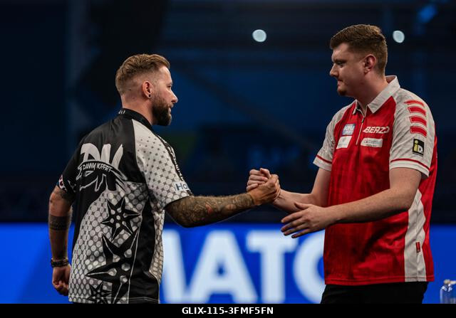 Mattioli Aréna, Leicester, Egyesült Királyság. 2026. szeptember 28. PDC World Grand Prix Darts, 1. nap; Niko Springer gratulál Danny Noppertnek az...