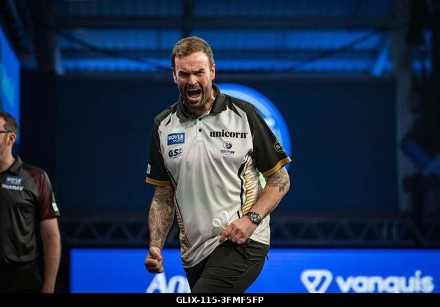 Mattioli Aréna, Leicester, Egyesült Királyság. 2026. szeptember 28. PDC World Grand Prix Darts, 1. nap; Ross Smith ünnepli, hogy az első fordulóban...