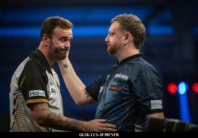 Mattioli Aréna, Leicester, Egyesült Királyság. 2026. szeptember 28. PDC World Grand Prix Darts, 1. nap; Cameron Menzies gratulál Ross Smithnek az e...
