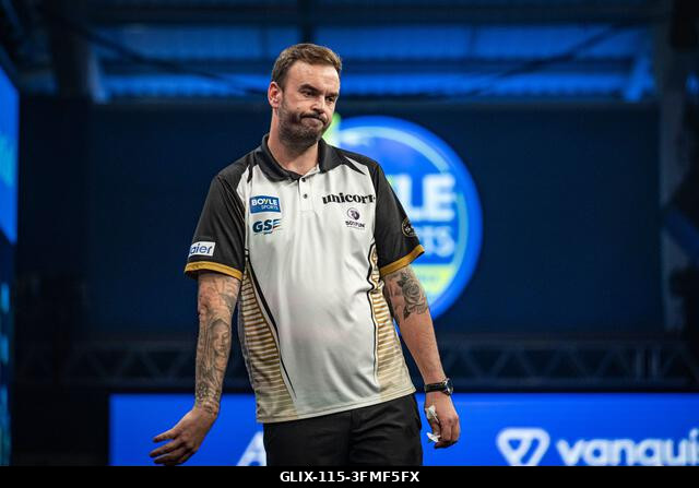 Mattioli Aréna, Leicester, Egyesült Királyság. 2026. szeptember 28. PDC World Grand Prix Darts, 1. nap; Ross Smith ünnepli az első fordulós győzelm...