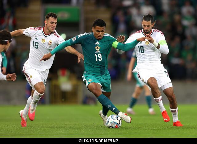 A magyar Csongvai Áron, az észak-ír Shea Charles és a magyar Szoboszlai Dominik küzd a labdáért az UEFA Nemzetek Ligája bajnoki szakaszának B2-es c...