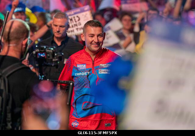 Leicester, Egyesült Királyság. 2026. szeptember 28. Nathan Aspinall sétál a 2026-os Boyle Sports World Grand Prix-n a Mattioli Arénában, Leicesterb...