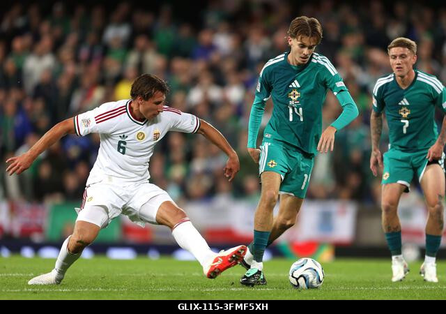 Willi Orbán (balra) magyar és Isaac Price észak-írországi játékos küzd a labdáért az UEFA Nemzetek Ligája B2-es csoportmérkőzésén a belfasti Windso...