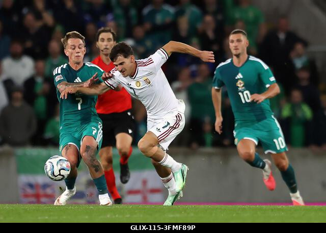 Az észak-ír Ethan Galbraith (balra) és a magyar Szűcs Tamás küzd a labdáért az UEFA Nemzetek Ligája bajnoki szakaszának B2-es csoportmérkőzésén a b...