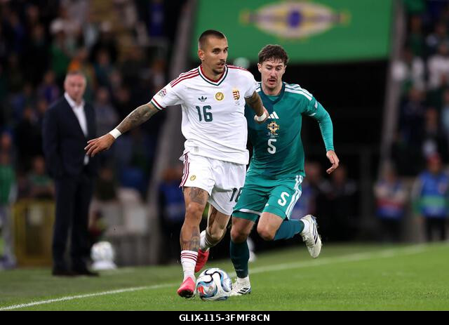 Dániel Lukács (balra), Magyarország és Trai Hume, Észak-Írország játékosa küzd a labdáért az UEFA Nemzetek Ligája B2-es csoportmérkőzésén a Clearer...