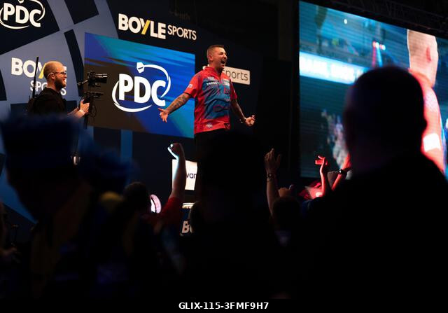 Leicester, Egyesült Királyság. 2026. szeptember 28. Nathan Aspinall ünnepli győzelmét Kevin Doets ellen a 2026-os Boyle Sports World Grand Prix-n a...