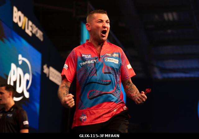 Leicester, Egyesült Királyság. 2026. szeptember 28. Nathan Aspinall ünnepli győzelmét Kevin Doets ellen a 2026-os Boyle Sports World Grand Prix-n a...