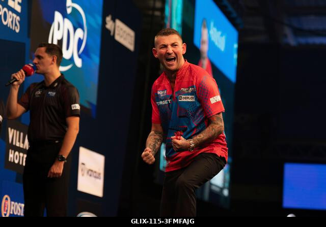Leicester, Egyesült Királyság. 2026. szeptember 28. Nathan Aspinall ünnepli győzelmét Kevin Doets ellen a 2026-os Boyle Sports World Grand Prix-n a...