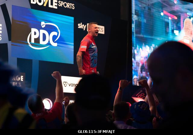 Leicester, Egyesült Királyság. 2026. szeptember 28. Nathan Aspinall ünnepli győzelmét Kevin Doets ellen a 2026-os Boyle Sports World Grand Prix-n a...