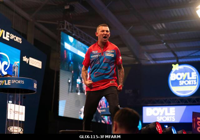 Leicester, Egyesült Királyság. 2026. szeptember 28. Nathan Aspinall ünnepli győzelmét Kevin Doets ellen a 2026-os Boyle Sports World Grand Prix-n a...