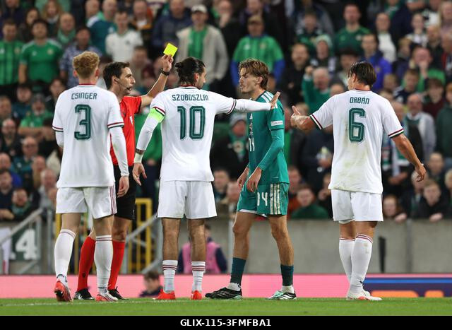 Ricardo De Burgos Bengoetxea játékvezető sárga lapot mutat az észak-ír Isaac Price-nak az UEFA Nemzetek Ligája bajnoki szakaszának B2-es csoportmér...