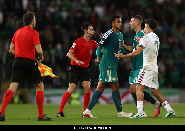 Eldurvult az indulatok az észak-ír Shea Charles és a magyar Szűcs Tamás között az UEFA Nemzetek Ligája bajnoki szakaszának B2-es csoportmérkőzésén...