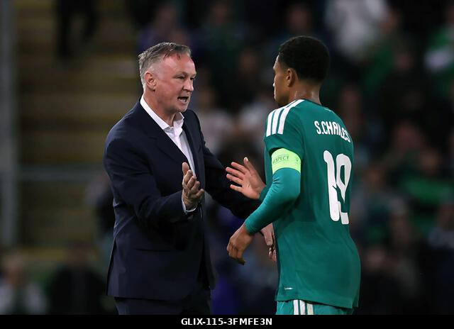 Michael O'Neill, az észak-írországi válogatott menedzsere köszönt Shea Charlesnak az UEFA Nemzetek Ligája B2-es csoportmérkőzésén a Clearer Twist N...