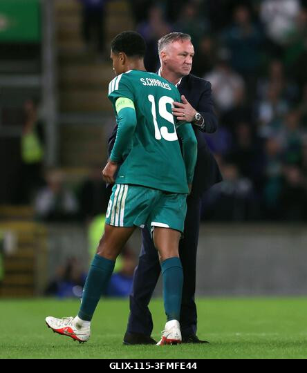 Michael O'Neill, az észak-írországi válogatott menedzsere köszönt Shea Charlesnak az UEFA Nemzetek Ligája B2-es csoportmérkőzésén a Clearer Twist N...