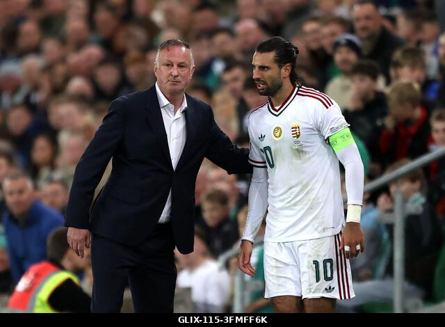 Michael O'Neill, az észak-írországi válogatott menedzsere és Szoboszlai Dominik, a magyar válogatott játékosa az oldalvonalnál az UEFA Nemzetek Lig...