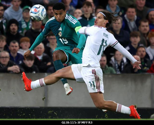 Az észak-ír Shea Charles (balra) és a magyar Milos Kerkez küzd a labdáért az UEFA Nemzetek Ligája B2-es csoportmérkőzésén a belfasti Windsor Parkba...
