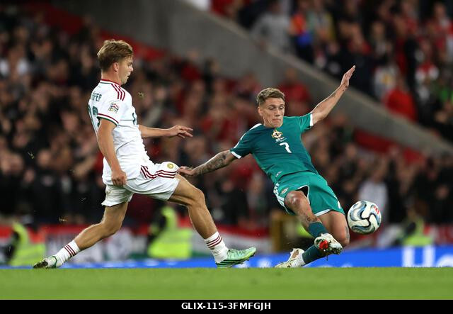 A magyar Schafer András (balra) és az észak-írországi Ethan Galbraith küzd a labdáért az UEFA Nemzetek Ligája bajnoki szakaszának B2-es csoportmérk...
