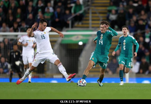 Csongvai Áron (balra) és Isaac Price, az észak-írországi válogatott játékosa küzd a labdáért az UEFA Nemzetek Ligája B2-es csoportmérkőzésén a belf...
