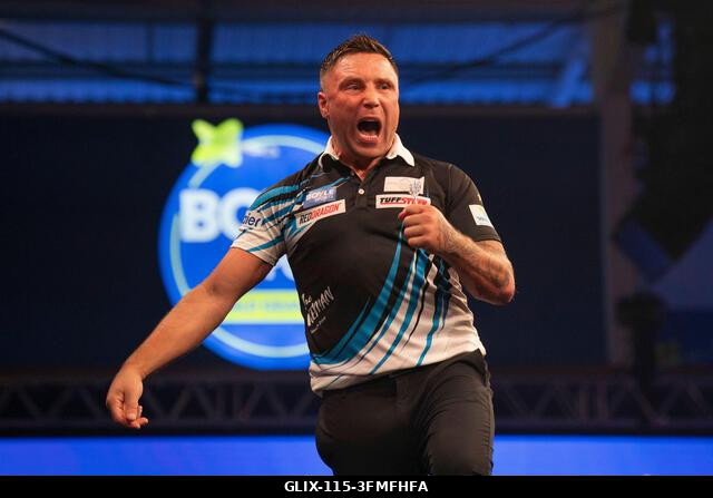 Leicester, Egyesült Királyság. 2026. szeptember 28. Gerwyn Price ünnepli Sebastian Bialecki elleni szettgyőzelmét a 2026-os Boyle Sports World Gran...