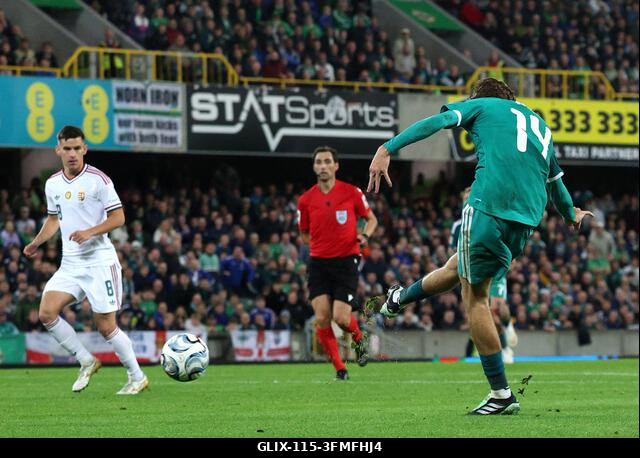 Isaac Price, az észak-írországi játékos kapura lövést kísérel meg az UEFA Nemzetek Ligája B2-es csoportmérkőzésén a Clearer Twist Nemzeti Stadionba...