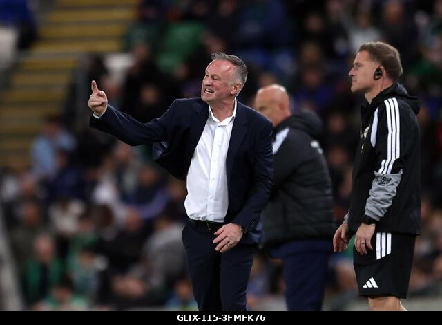 Michael O'Neill, az észak-írországi válogatott menedzsere reagál a kispadról az UEFA Nemzetek Ligája B2-es csoportmérkőzésén a Clearer Twist Nemzet...