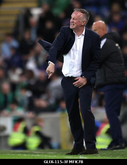Michael O'Neill, az észak-írországi válogatott menedzsere reagál a kispadról az UEFA Nemzetek Ligája B2-es csoportmérkőzésén a Clearer Twist Nemzet...