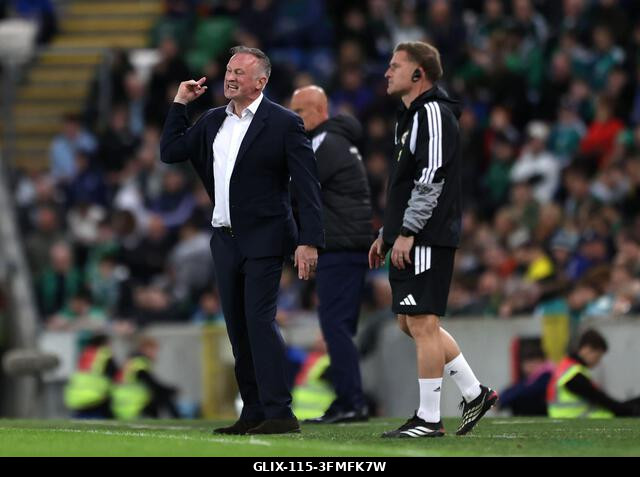 Michael O'Neill, az észak-írországi válogatott menedzsere reagál a kispadról az UEFA Nemzetek Ligája B2-es csoportmérkőzésén a Clearer Twist Nemzet...