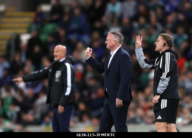 Michael O'Neill, az észak-írországi válogatott menedzsere reagál a kispadról az UEFA Nemzetek Ligája B2-es csoportmérkőzésén a Clearer Twist Nemzet...