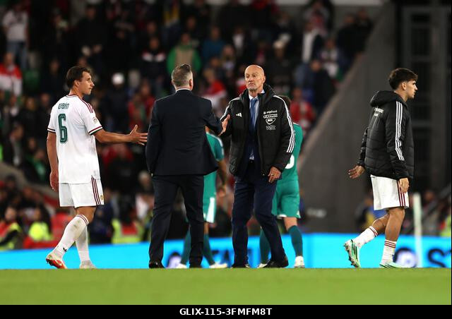 Michael O'Neill, az észak-írországi válogatott menedzsere köszönti Marco Rossit, a magyar válogatott menedzserét az UEFA Nemzetek Ligája B2-es csop...