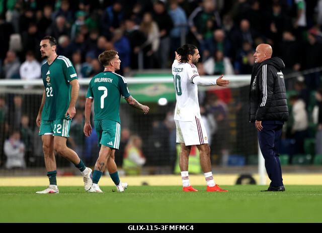 Szoboszlai Dominik, a magyar válogatott játékosa Marco Rossi menedzserrel beszélget az UEFA Nemzetek Ligája B2-es csoportmérkőzését követően a belf...