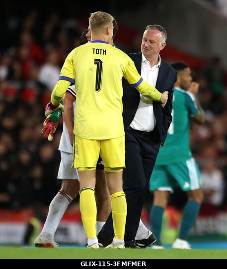 Tóth Balázs, a magyar válogatott kapusa köszönti Michael O'Neillt, az észak-írországi válogatott menedzserét az UEFA Nemzetek Ligája B2-es csoportj...