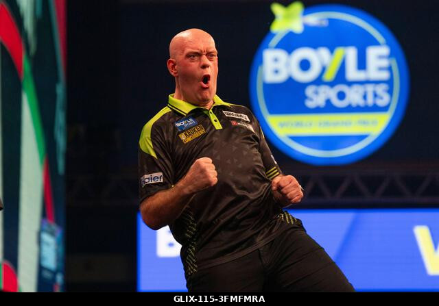 Leicester, Egyesült Királyság. 2026. szeptember 28. Michael van Gerwen ünnepli, hogy megnyerte a Ryan Joyce elleni szakaszgyőzelmet a 2026-os Boyle...