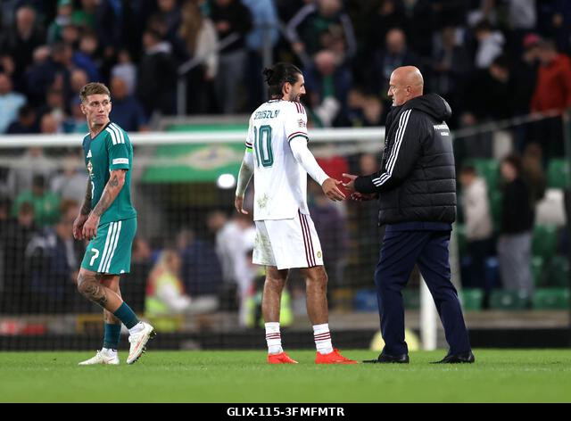 Szoboszlai Dominik, a magyar válogatott játékosa Marco Rossi menedzserrel beszélget az UEFA Nemzetek Ligája B2-es csoportmérkőzését követően a belf...