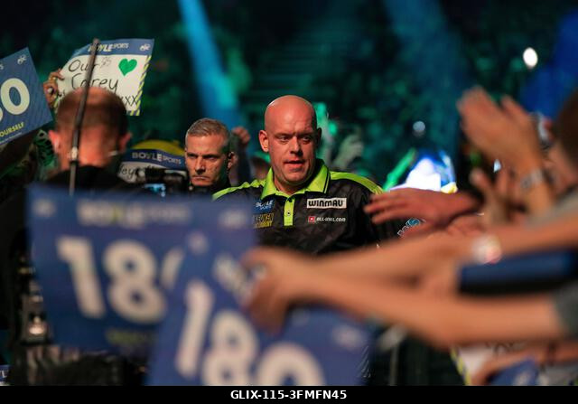 Leicester, Egyesült Királyság. 2026. szeptember 28. Michael van Gerwen sétál a 2026-os Boyle Sports World Grand Prix-n a Mattioli Arénában, Leicest...