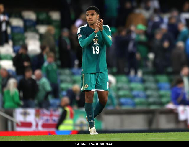 Shea Charles, az észak-írországi szurkoló tapsol a szurkolóknak az UEFA Nemzetek Ligája B2-es csoportmérkőzését követően a belfasti Windsor Parkban...