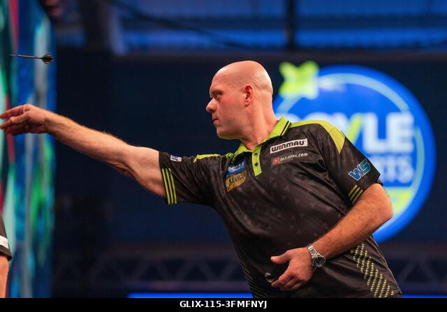 Leicester, Egyesült Királyság. 2026. szeptember 28. Michael van Gerwen dob a 2026-os Boyle Sports World Grand Prix alatt a Mattioli Arénában, Leice...