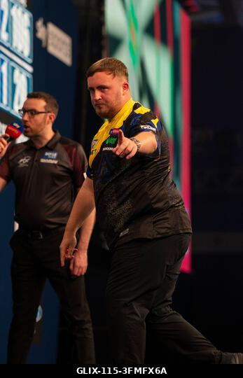 Leicester, Egyesült Királyság. 2026. szeptember 28. Luke Littler ünnepli, hogy szettet nyert Luke Woodhouse ellen a 2026-os Boyle Sports World Gran...