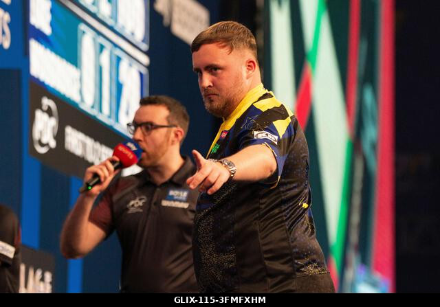 Leicester, Egyesült Királyság. 2026. szeptember 28. Luke Littler ünnepli, hogy szettet nyert Luke Woodhouse ellen a 2026-os Boyle Sports World Gran...