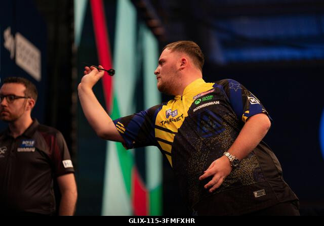 Leicester, Egyesült Királyság. 2026. szeptember 28. Luke Littler dobásra készül a 2026-os Boyle Sports World Grand Prix-n a Mattioli Arénában, Leic...