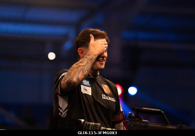 Leicester, Egyesült Királyság. 2026. szeptember 28. Luke Woodhouse legyőzi Luke Littlert a 2026-os Boyle Sports World Grand Prix-n a Mattioli Aréná...