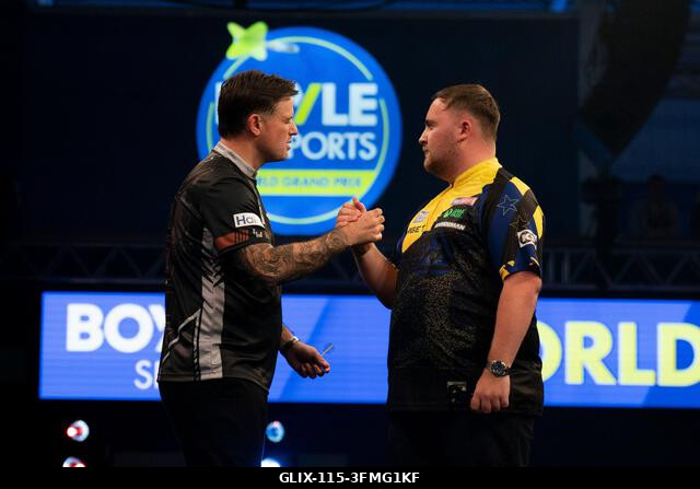 Leicester, Egyesült Királyság. 2026. szeptember 28. Luke Woodhouse és Luke Littler kezet fognak a mérkőzésük után a 2026-os Boyle Sports World Gran...