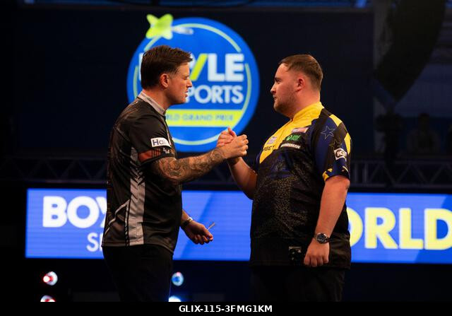 Leicester, Egyesült Királyság. 2026. szeptember 28. Luke Woodhouse és Luke Littler kezet fognak a mérkőzésük után a 2026-os Boyle Sports World Gran...