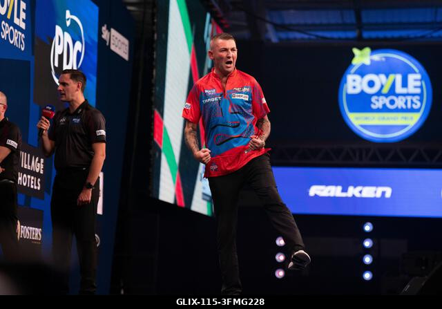 Leicester, Egyesült Királyság. 2026. szeptember 28. Nathan Aspinall ünnepli győzelmét Kevin Doets ellen a 2026-os Boyle Sports World Grand Prix-n a...