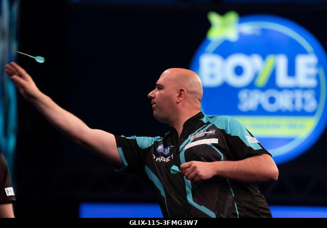 Leicester, Egyesült Királyság. 2026. szeptember 28. Rob Cross dob a 2026-os Boyle Sports World Grand Prix alatt a Mattioli Arénában, Leicesterben,...
