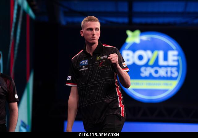 Leicester, Egyesült Királyság. 2026. szeptember 28. Wessel Nijman ünnepli, hogy megnyerte a szakaszgyőzelmet Rob Cross ellen a 2026-os Boyle Sports...