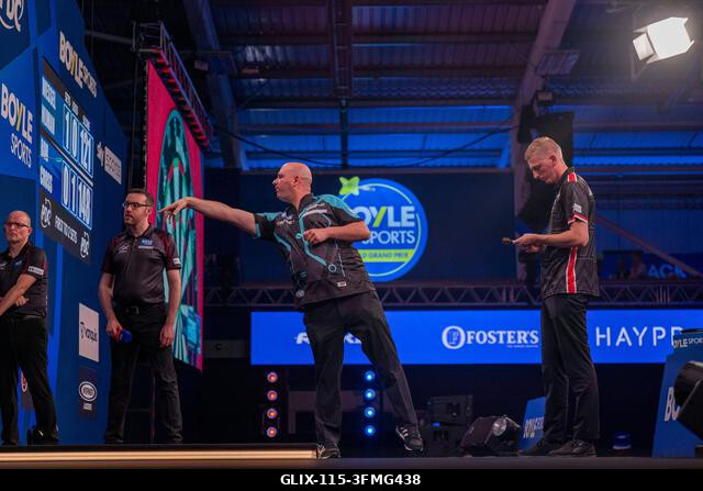 Leicester, Egyesült Királyság. 2026. szeptember 28. Rob Cross dob, miközben Wessel Nijman mögötte áll a 2026-os Boyle Sports World Grand Prix-n a M...