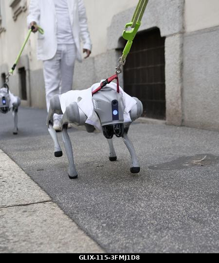 Milánó, Olaszország. 2026. szeptember 29. IPA89099669 - Milánó sosem szűnik meg lenyűgözni a Divathéten; két pórázon vezetett robotkutya jelent meg...