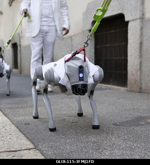 Milánó, Olaszország. 2026. szeptember 29. IPA89099668 - Milánó sosem szűnik meg lenyűgözni a Divathéten; két pórázon vezetett robotkutya jelent meg...