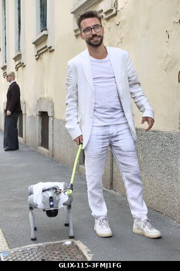 Milánó, Olaszország. 2026. szeptember 29. IPA89099666 - Milánó sosem szűnik meg lenyűgözni a divathét alatt; két robotkutyát láttak pórázon sétálta...