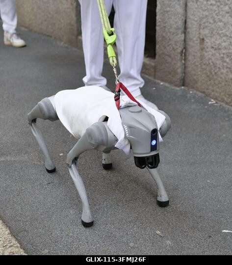 Milánó, Olaszország. 2026. szeptember 29. IPA89099671 - Milánó sosem szűnik meg lenyűgözni a Divathéten - két pórázon vezetett robotkutya jelent me...
